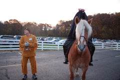 A brave runner next to the Headless Horseman